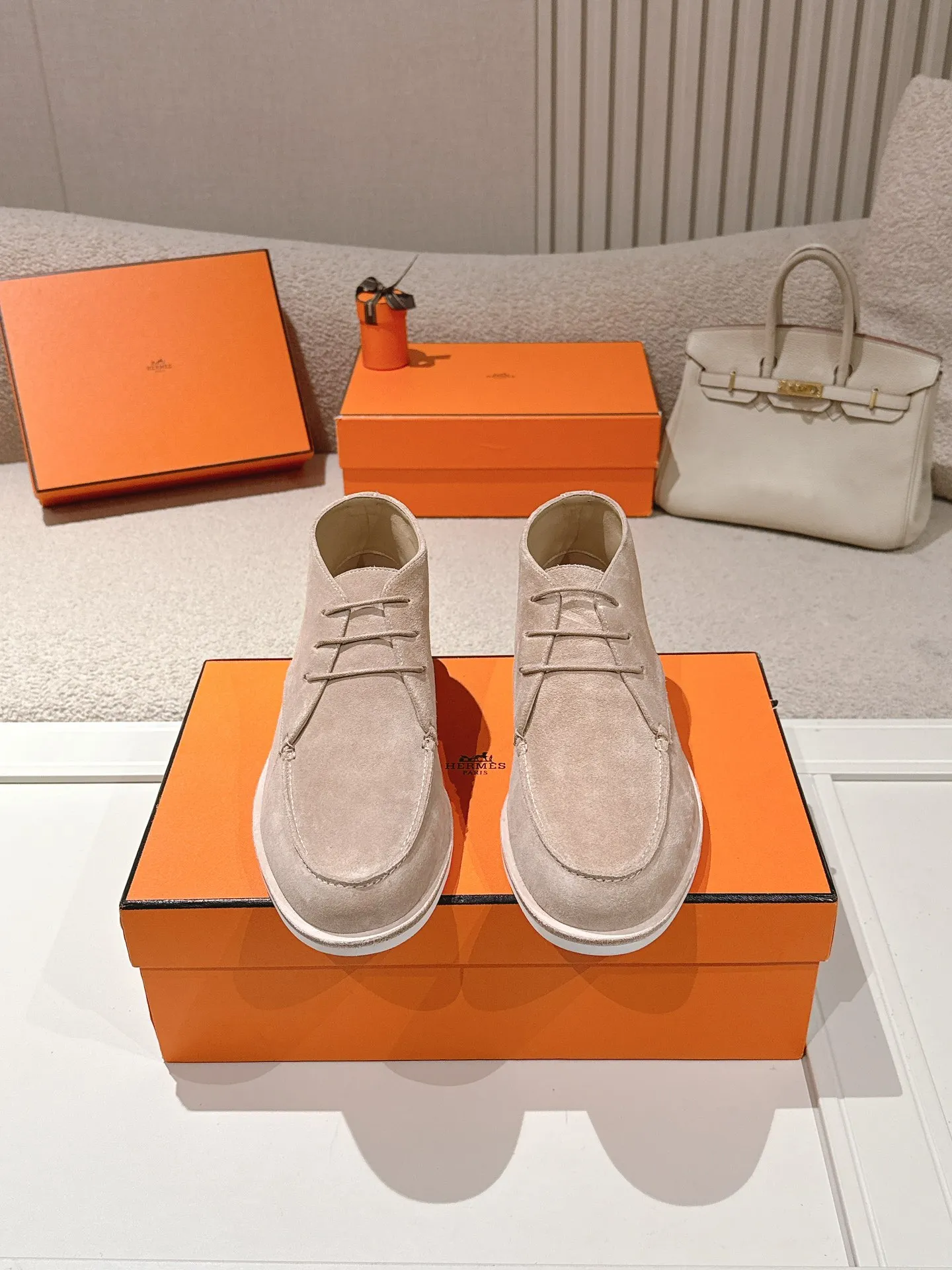 Men's Men's Shoes 660💰 Hermes men's size #26ss calfskin derby shoes, decorated with signature "H Diamant" details for a stylish and casual style. Fabric: Cow suede Lining: Mixed sheep lining Outsole: Genuine leather welt + original TPU Bottom thickness: 3CM Code number: 39-45 (customized at 46.47)